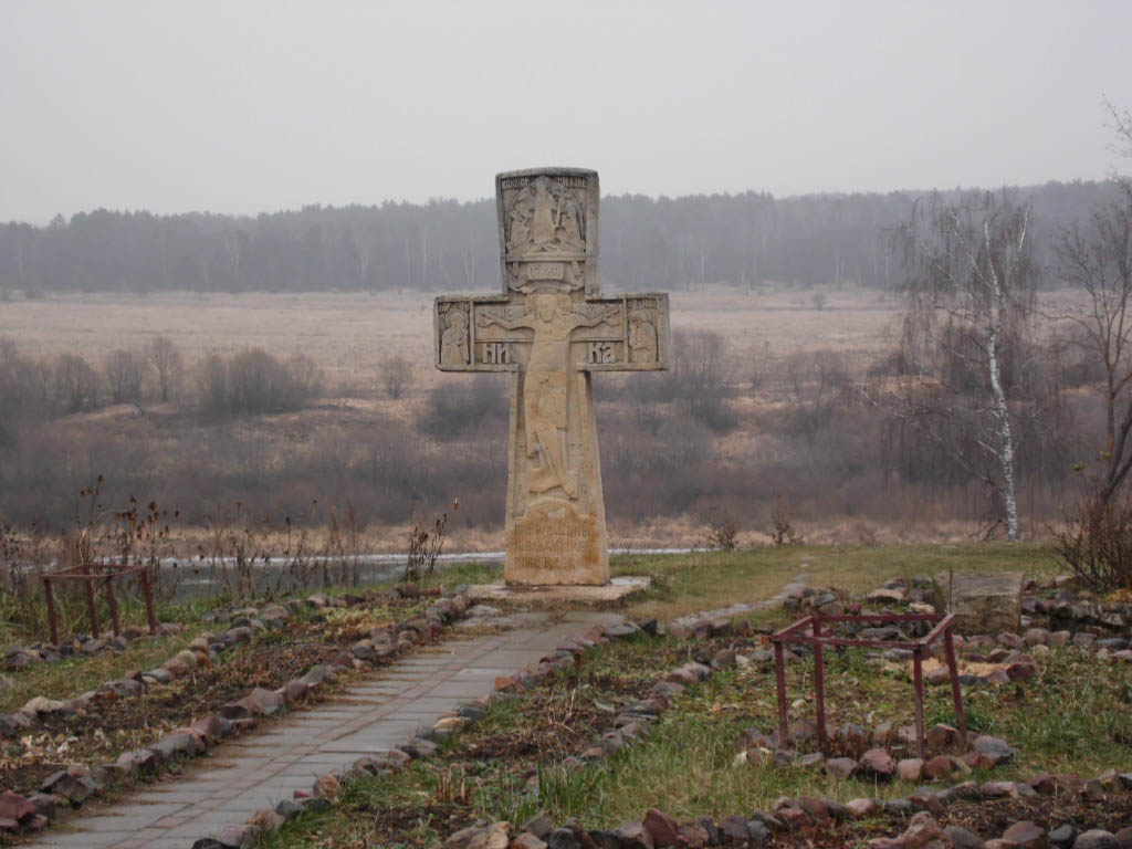 Крест возле Храма Воскресения Христова в Тарусе