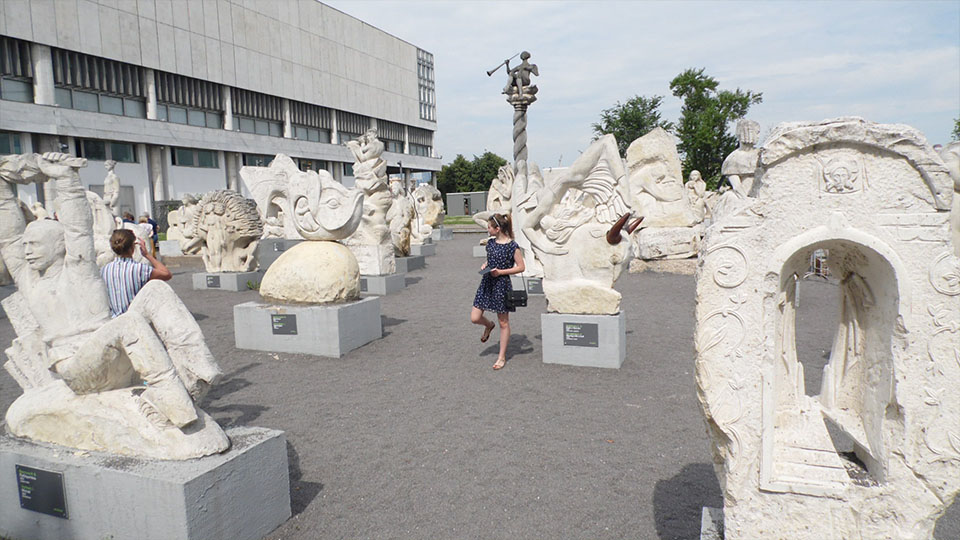 Зал Белокаменной скульптуры в парке Музеон