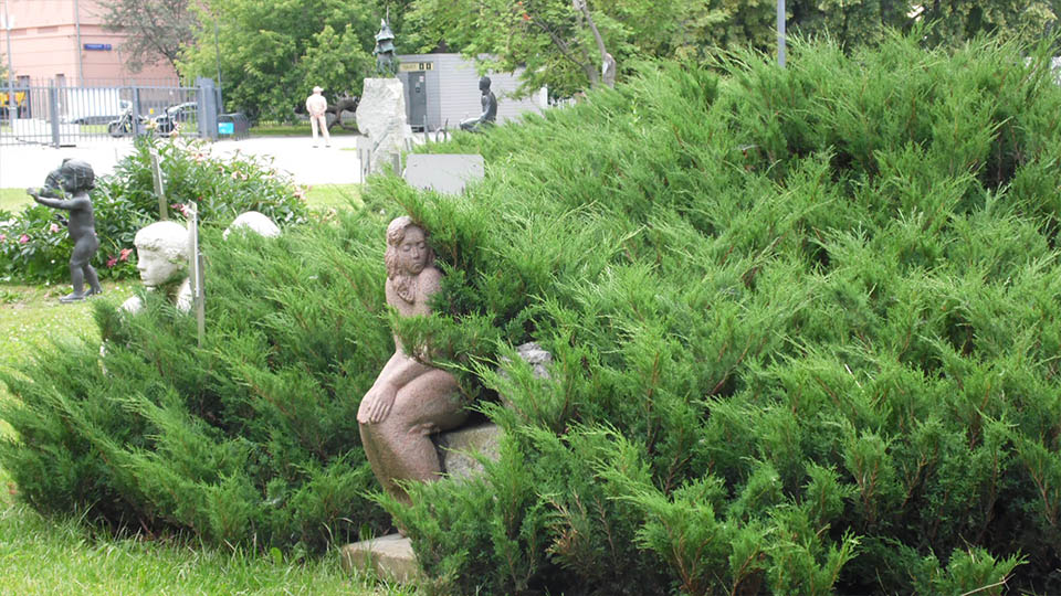 Застенчивая нимфа в парке Музеон