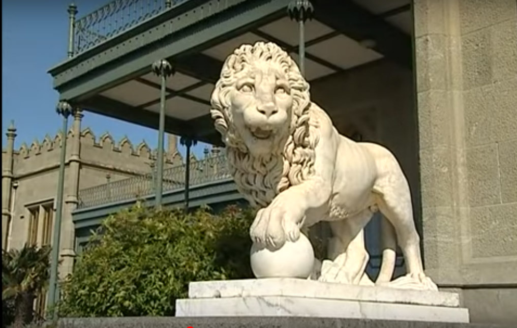 Скульптура льва во входной группе Воронцовского дворца в Алупке