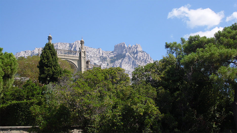 Вид на гору Ай-Петри из парка Воронцовского дворца