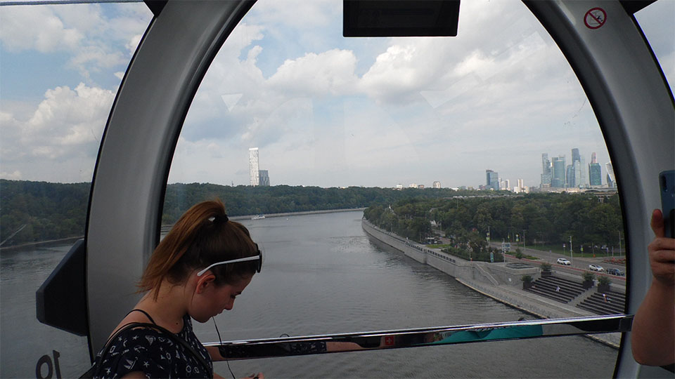 Вид на Москва-Сити из кабины Канатной дороги