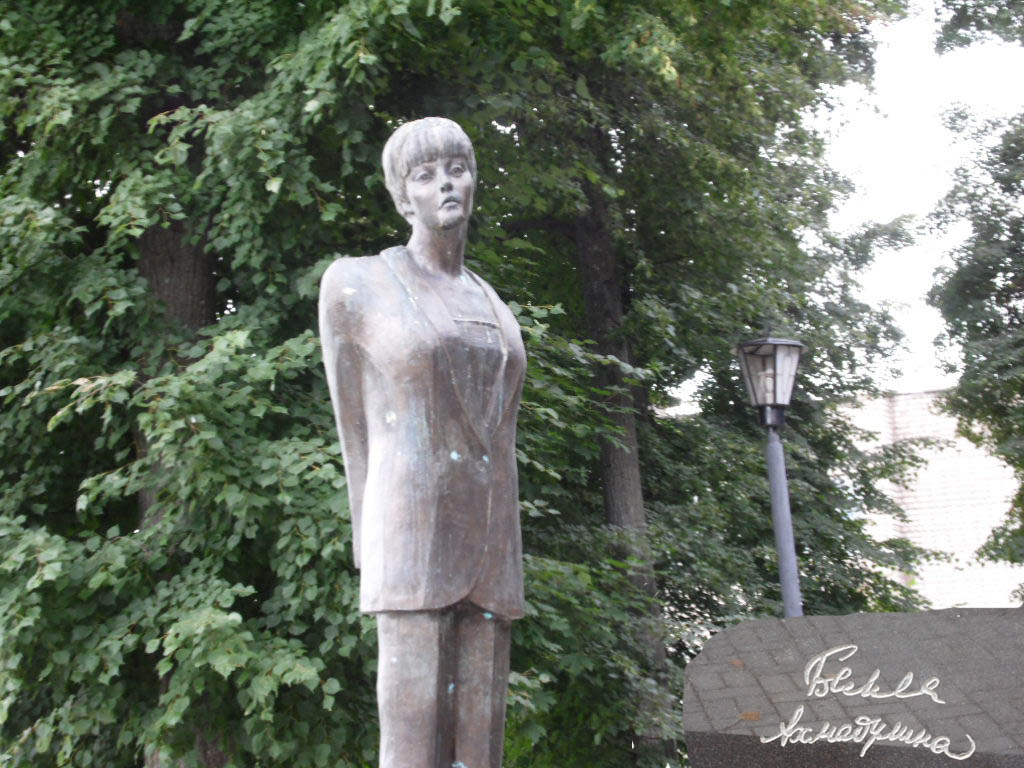 Памятник Белле Ахмадулиной в Тарусе