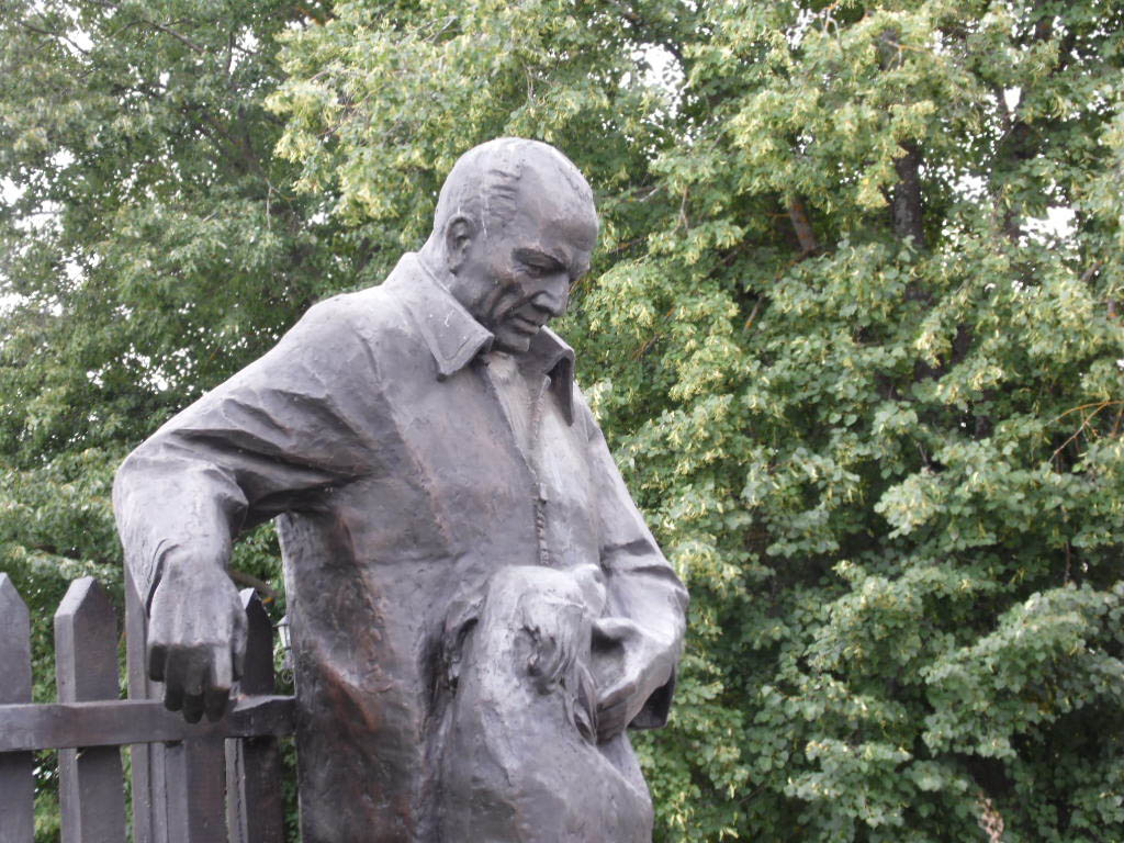 Памятник Константину Паустовскому в Тарусе