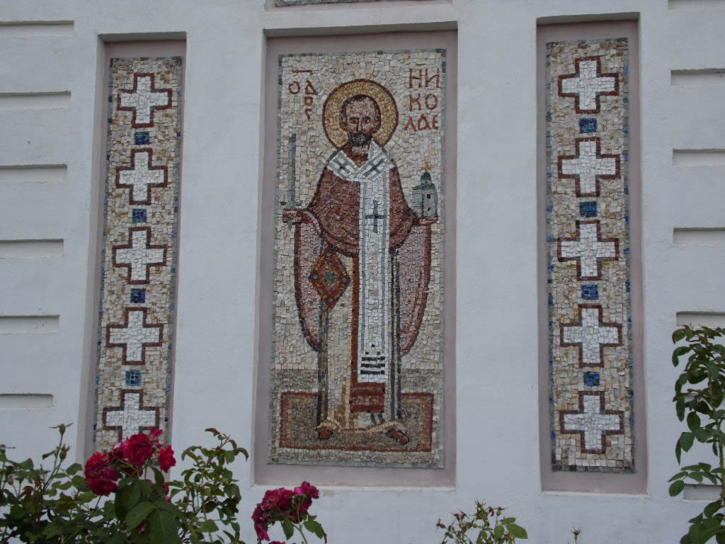 Икона Николая Угодника на фасаде храма в Тарусе